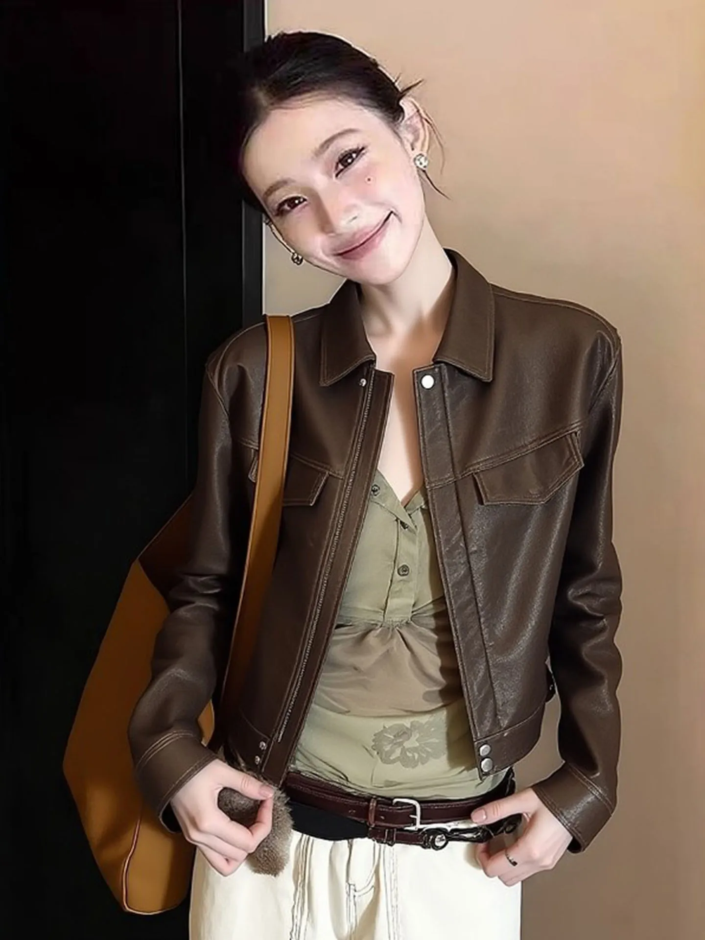 

Ретро-мотоциклетная короткая коричневая кожаная куртка для женщин, весна 2026, новая модель с воротником-стойкой, премиум-класса, для повседневной носки