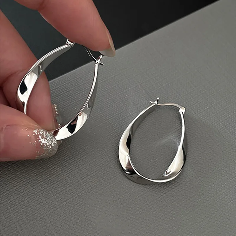 Brincos de Argola Torcidos Geométricos em Tendência para Mulheres, Brinco Compacto Faixa de Möbius, Acessórios de Joias de Moda para Orelha, Atacado