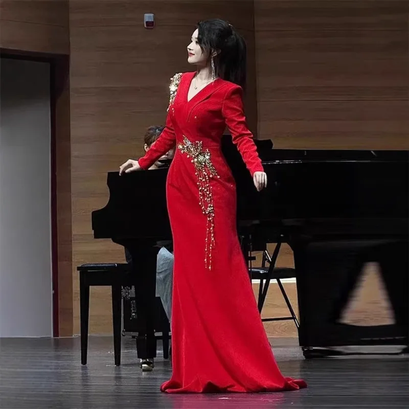 Sexy elegantes Langarm-Kleid mit Hemdkragen und Strasssteinen. Luxus-Abendkleid für Damen, langärmelig, formelle Bankettkleider