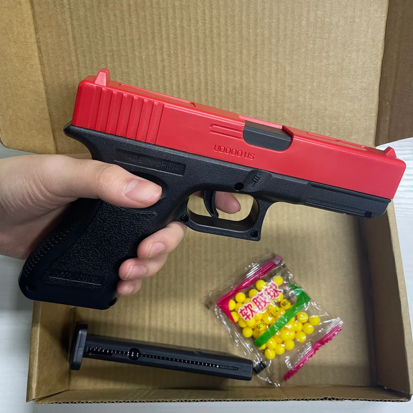 Pistola ad aria compressa morbida di alta qualità Manuale G17 Glock Pistola giocattolo Rivista inferiore Laser Sport all'aria aperta CS Gioco Armi Regalo per bambini