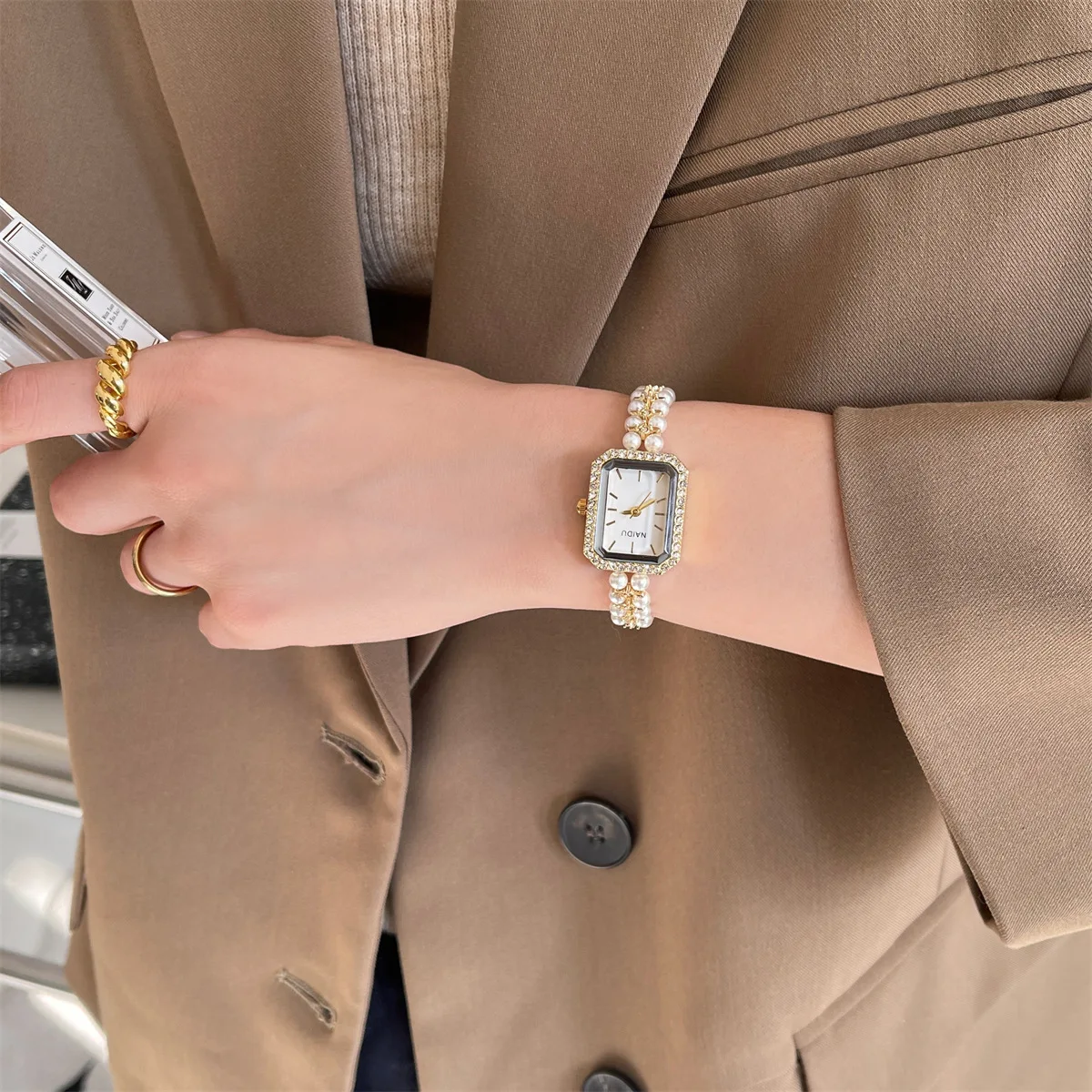 أحدث اللؤلؤ رصع حزام المرأة ووتش الفاخرة الراين السيدات ساعات يد العلامة التجارية الذهب الإناث الكوارتز ساعات المعصم على مدار الساعة