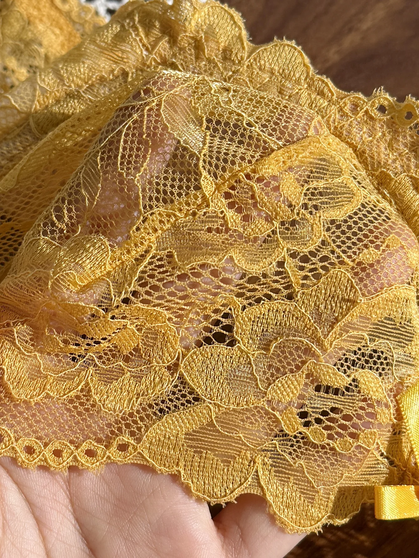 Gelbes Spitzen-Blumen-Damen-BH-Set, ultradünn, 2-teiliges Kombi-Set mit BH und Unterwäsche für bequemes Tragen als Unterwäsche. – Detail 3