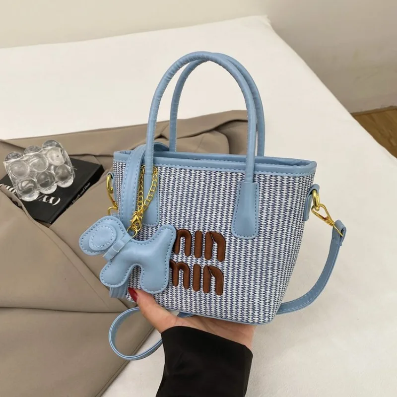 

Женская современная сумка с модным дизайном для городского образа и городского исследования. Современная атмосфера.