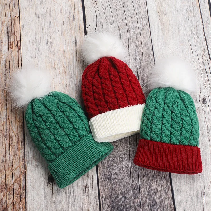 

Christmas Kids Knitted Hat - Festive Crown Design with Pom-pom, Warm Winter Beanie for Boys & Girls Holiday Season.