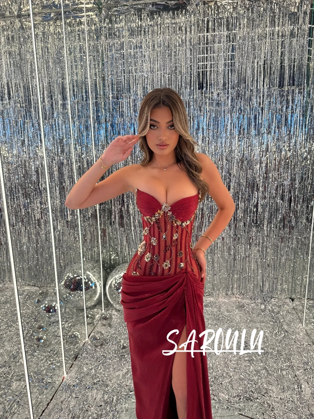 

Sexy V Neckline Burgundy Evening Dress With Slit Gorgeous Crystals Beads Customized Ruched Modern Sleeveless Party Prom Gown