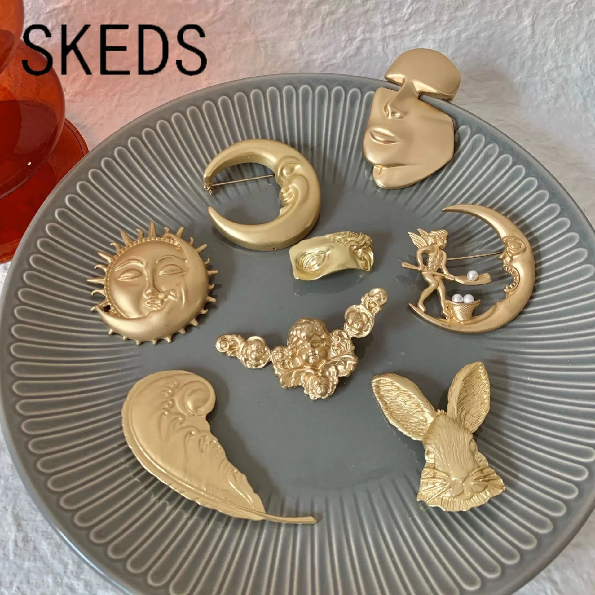 SKEDS Vintage Baroque Brooch for Women Men Fashion Jewelry Clothes Pin French Retro Design Moon Sun Corsage Elegant Gift