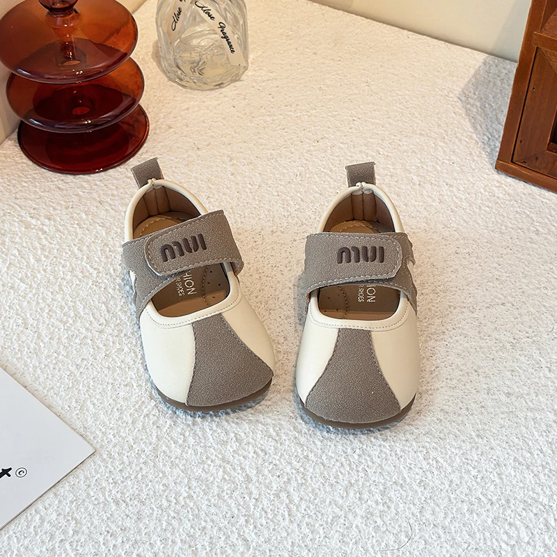 

Новинка весны и осени 202, модная детская обувь из синтетической кожи с цветными блоками для девочек, удобная повседневная обувь на плоской подошве