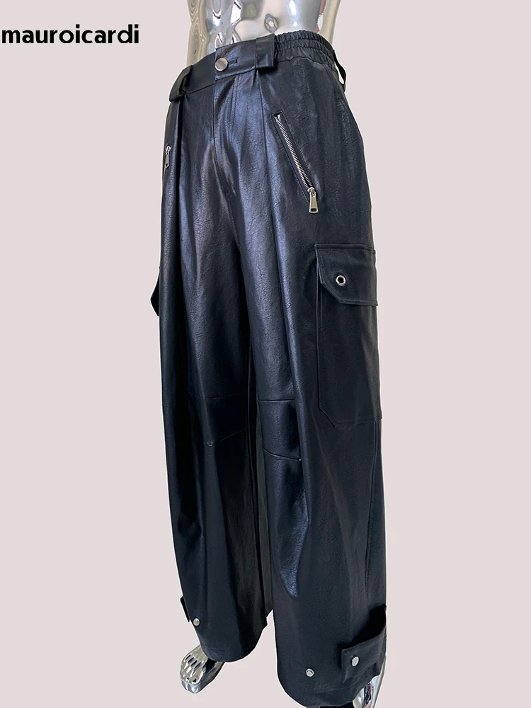 Mauroicardi ฤดูใบไม้ผลิฤดูใบไม้ร่วงยาว Baggy สีดํา PU หนังขากว้างกางเกง Cargo ผู้ชาย Elastic เอว Luxury Designer Emo เสื้อผ้า 2025