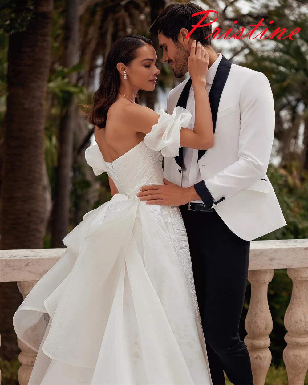 ที่กําหนดเองสีขาวTulleชุดเจ้าสาวอารมณ์Straplessปิดไหล่ชุดแต่งงานChapel Trainซิปด้านหลังชุด