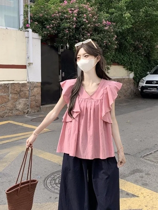 

Корейская блузка с V-образным вырезом для женщин, лето 2026, новая, цвета дофаминового розового, с рукавами-крылышками, кружевной отделкой, омолаживающий эффект, хлопок, короткий рукав