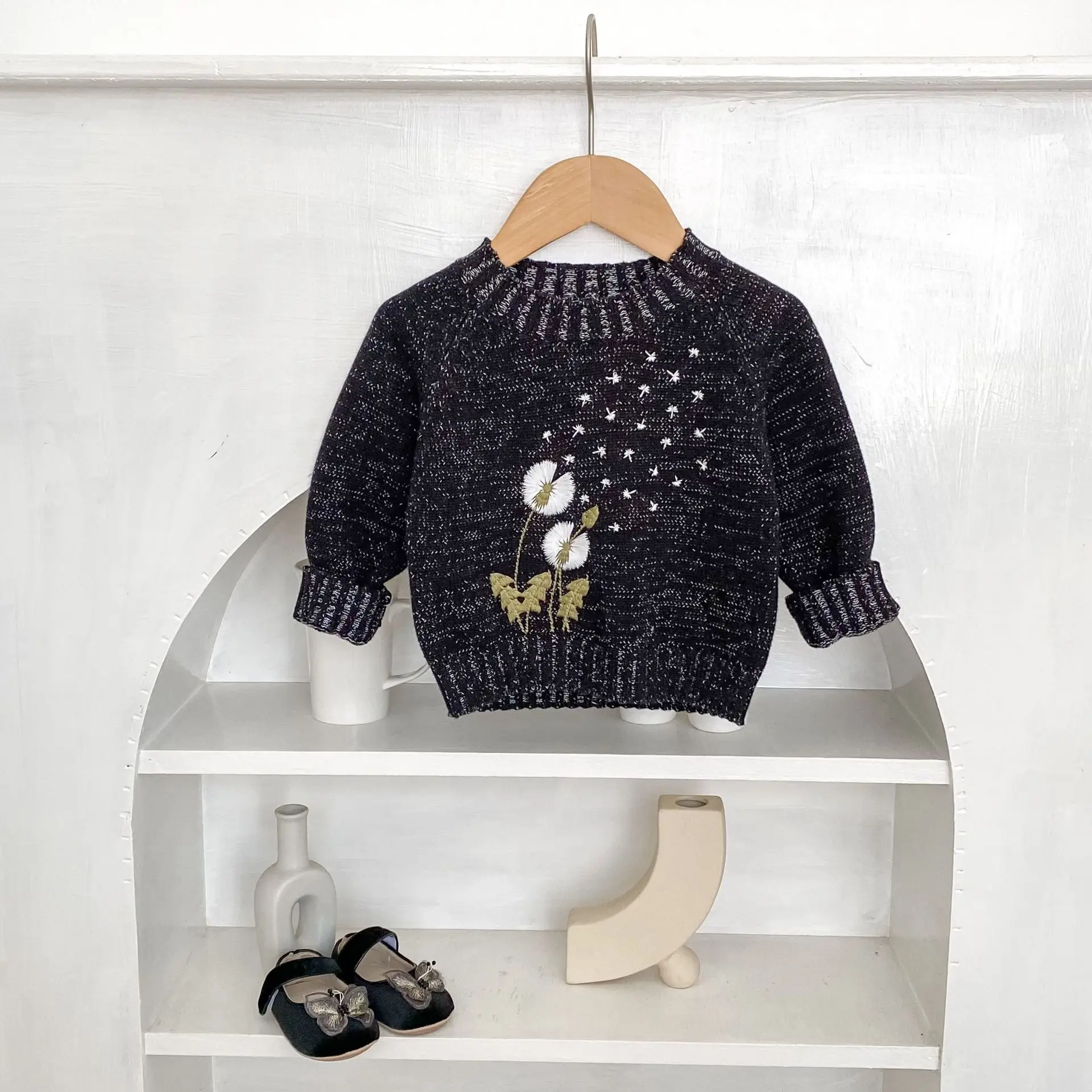 

New autumn baby clothing for 0-3 years old, round neck long sleeved dandelion embroidered knitted sweater