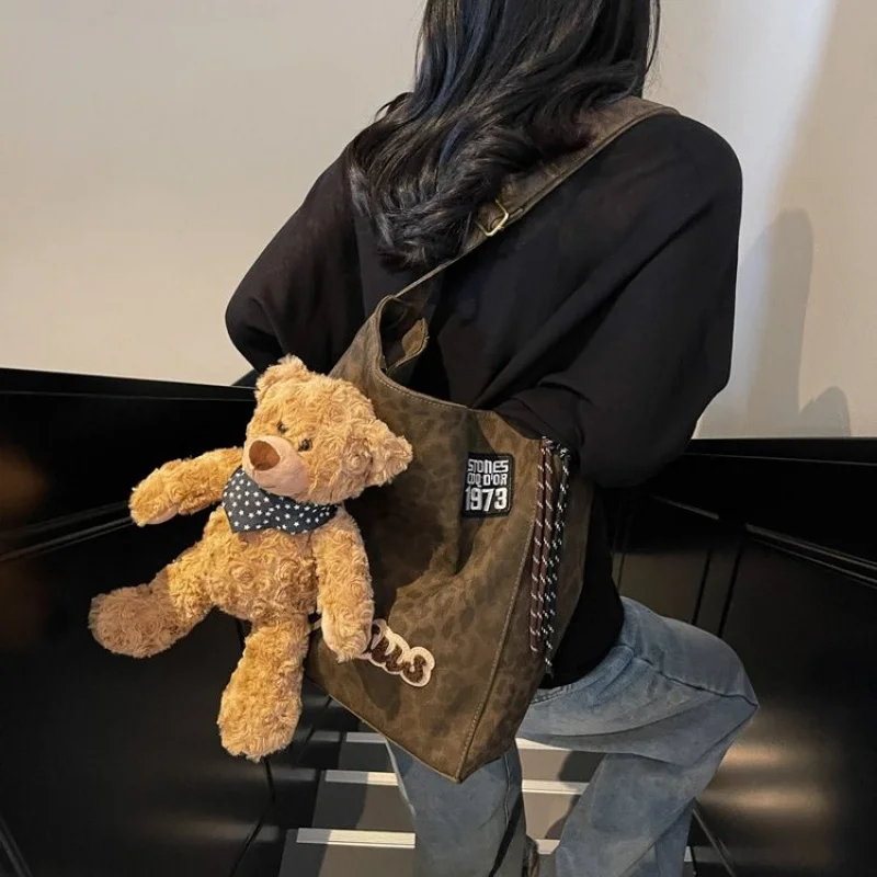 

Trendy Women Crossbody Bag With Quilted Pattern And Chain Strap For Modern Luxurious Fashion Statement And