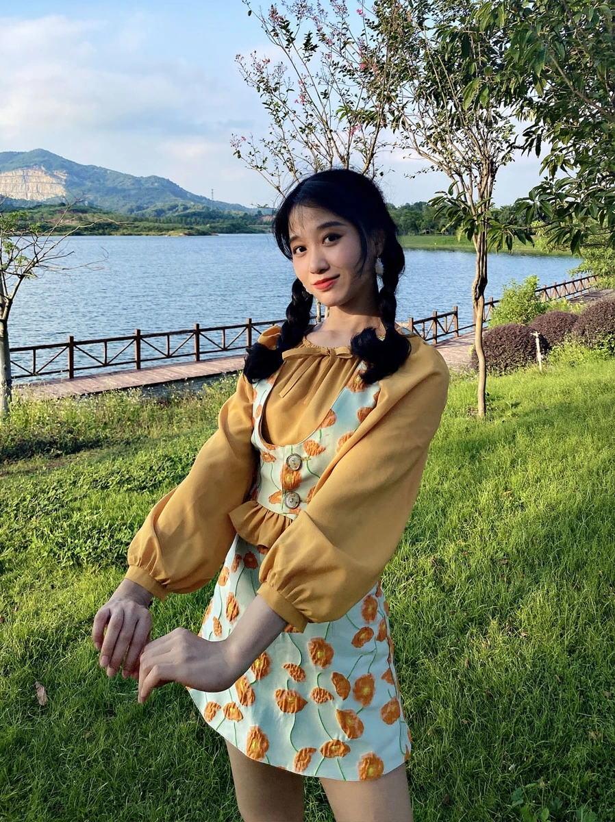 

Винтажный комплект: топ и юбка-карандаш с вышивкой, оранжево-желтый, модный образ