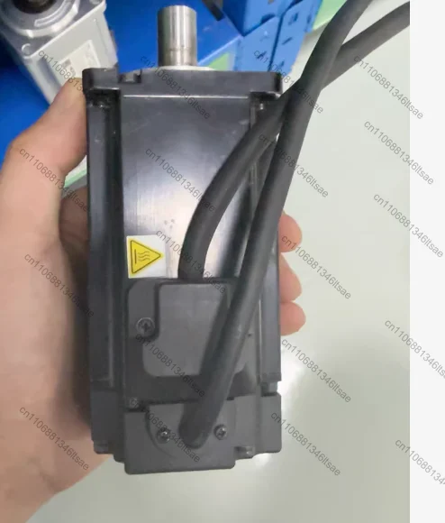 Servo motor X5MH40A-N2LN, 400W, speed 3000RPM, input current 30A, voltage C150V, 2.7A.   tested OK