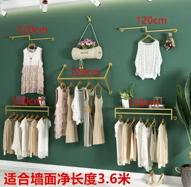 

Настенные витрины в магазинах одежды, стеллажи в магазинах мужской и женской одежды, вешалки для одежды на настенных вешалках.