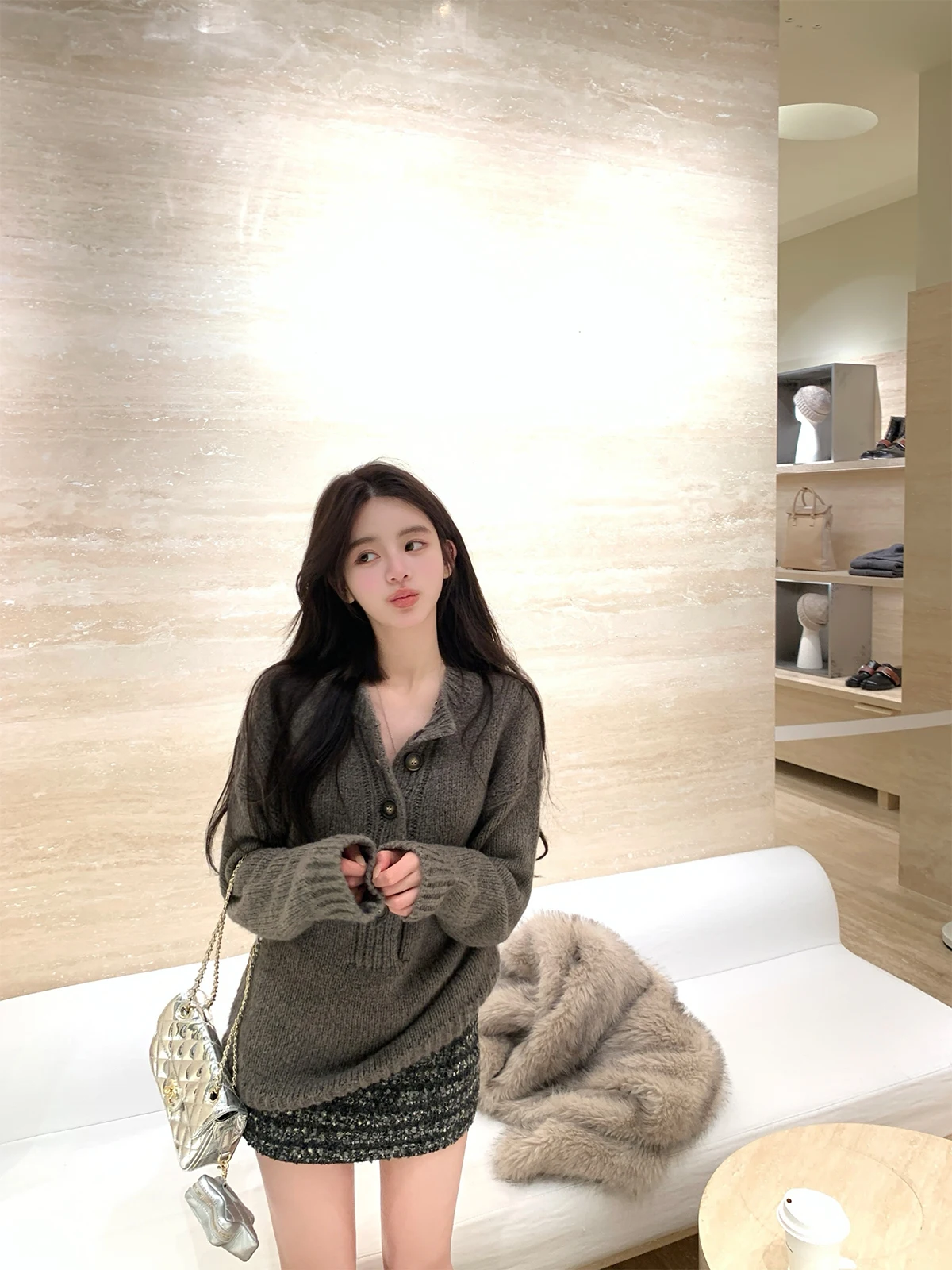 

Chen Jin ibuya Street Sle f Открытый свитер с воротником Генри Полосатая юбка Faion Комплект для женщин Зима 2024