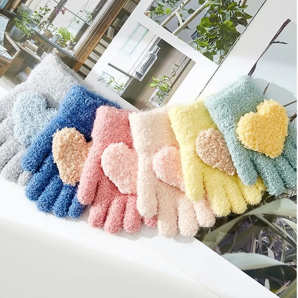 

2Pairs Cute Children's Warm Gloves Soft Heart Shaped Baby Knitted Mittens Breathable Keep Warm Solid Plush Gloves Boy