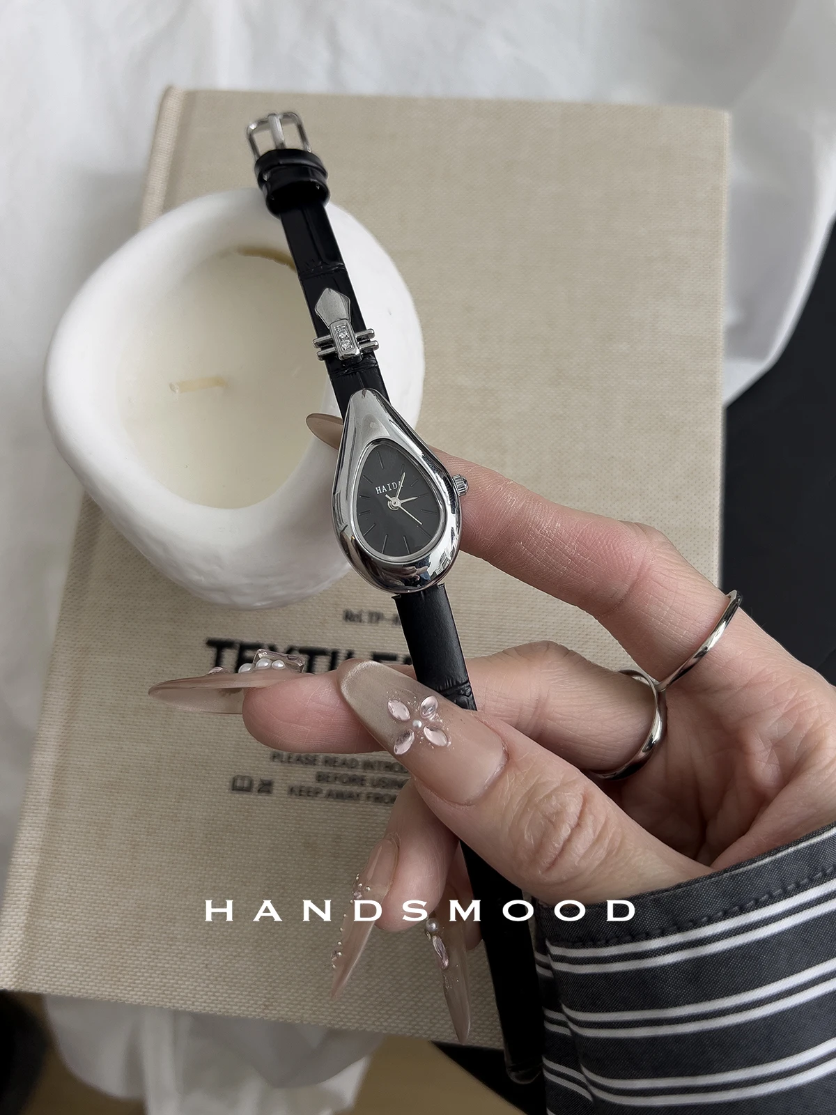 

Elegant Women'S WristwatchStylish SilverBlack DesignSophisticated Casual FashionVersatile Leather WatchA Perfect Gift ForLadies.