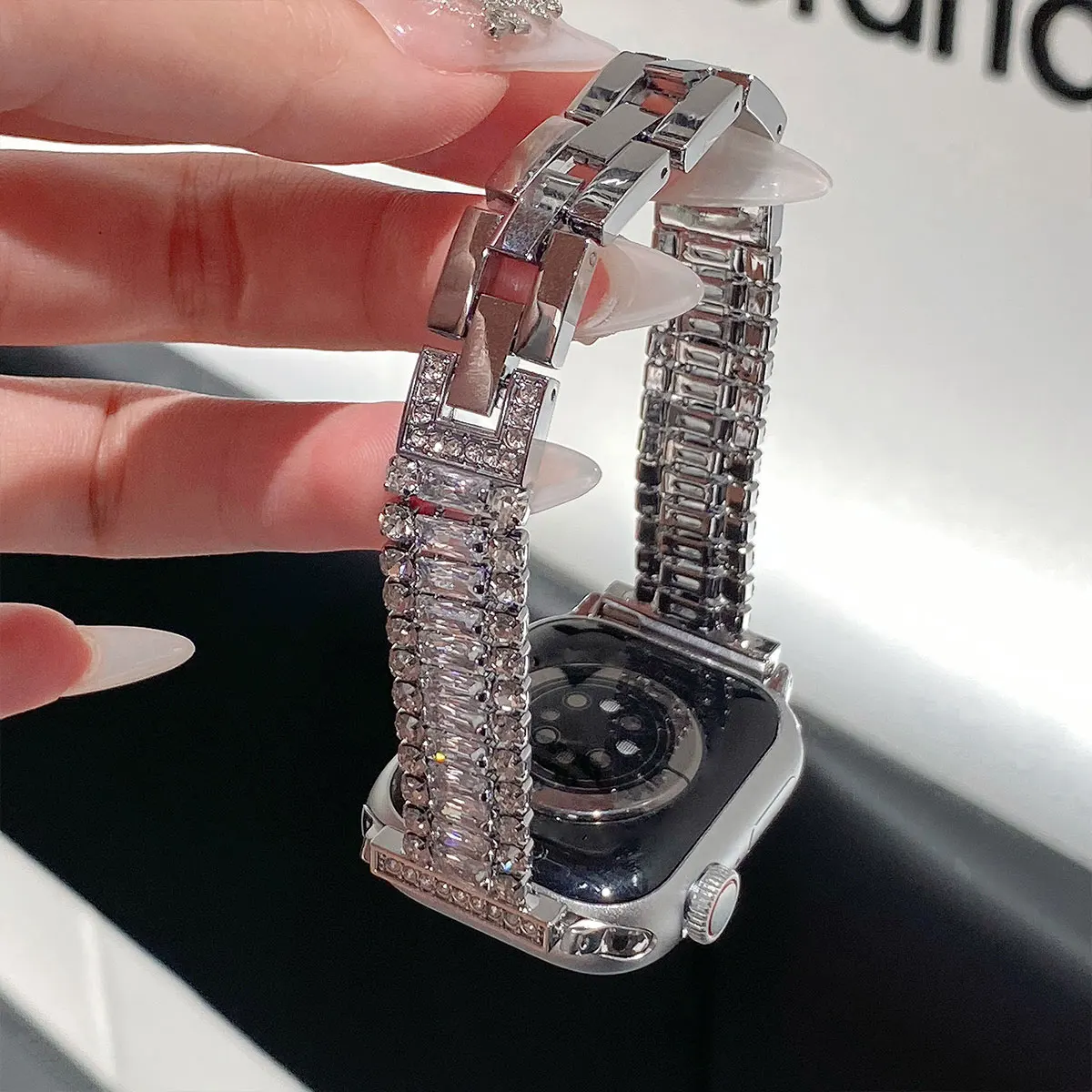 Trzyrzędowy, pełny diamentowy pasek do Apple Watch 49 mm Ultra 38-45 mm 987-1 SE Stylowy do modeli Iwatch, wysokiej klasy pasek typu all-in-one