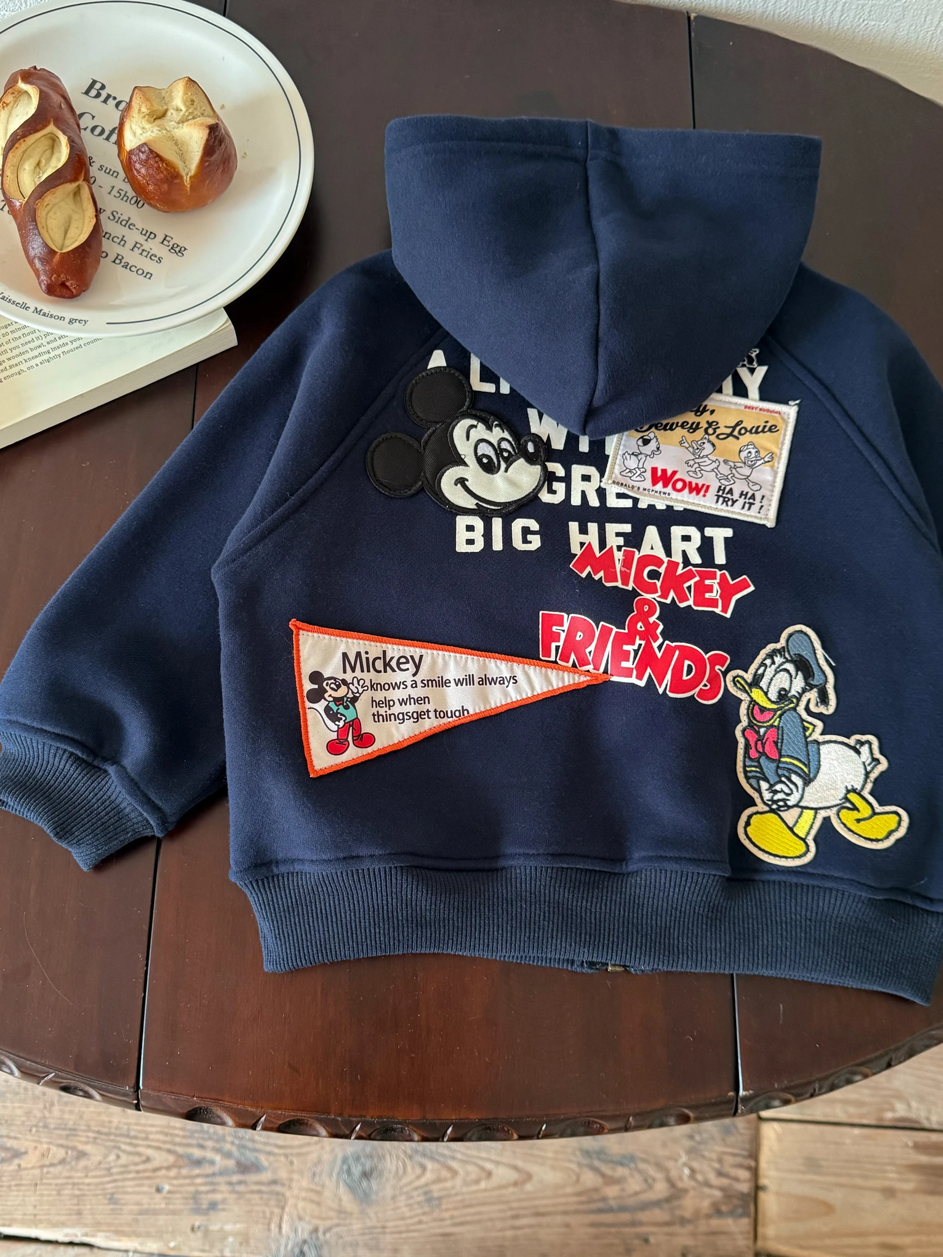 Children's hooded jacket 2024 winter new product for boys, cartoon plus velvet hoodie for girls, winter zipper sweater