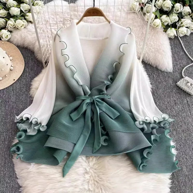 

Модный женский костюм: Изысканный комплект из двух предметов с топом с градиентным переходом цвета и волнистым краем, а также плиссированной юбкой с высокой талией