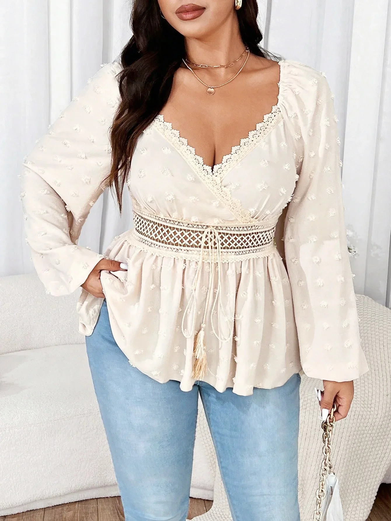 플러스 사이즈 여성용 연분홍색 셔츠, 스퀘어넥, 러플, 폼폼 장식, 긴팔, 우아한 디자인의 러플 탑.