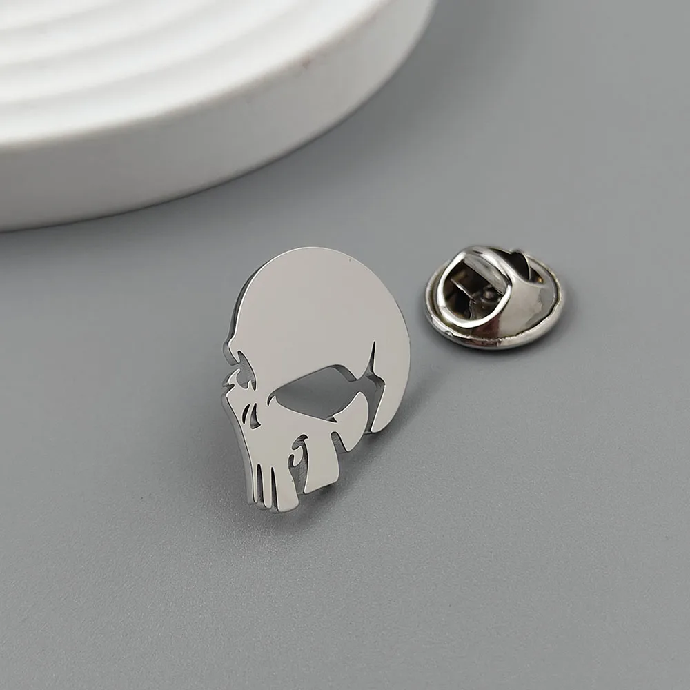 Fashionable and domineering skeleton-shaped stainless steel brooch, men's pin, a novel niche personality brooch, metal material