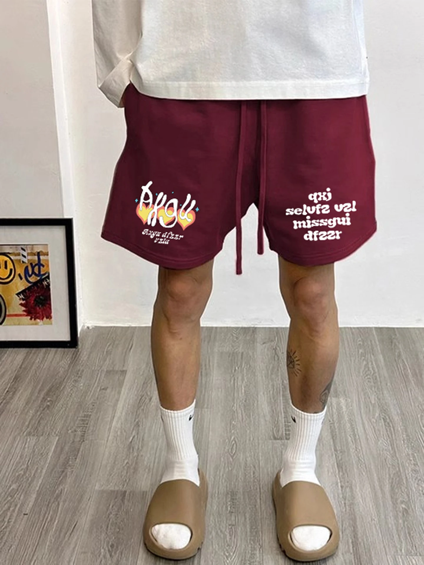 

Летние повседневные свободные винно-красные баскетбольные брюки, мужские брюки с пятью точками в американском стиле ретро и уличным принтом, прямые эластичные брюки с...