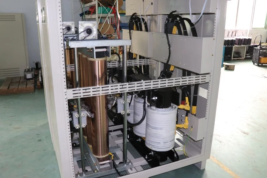 3 المرحلة 220 فولت 380 فولت 440 فولت AVR 300Kva 200/300/400500/700/KVA منظم جهد كهربائي أوتوماتيكي 100 KVA مثبت صناعي 90KVA