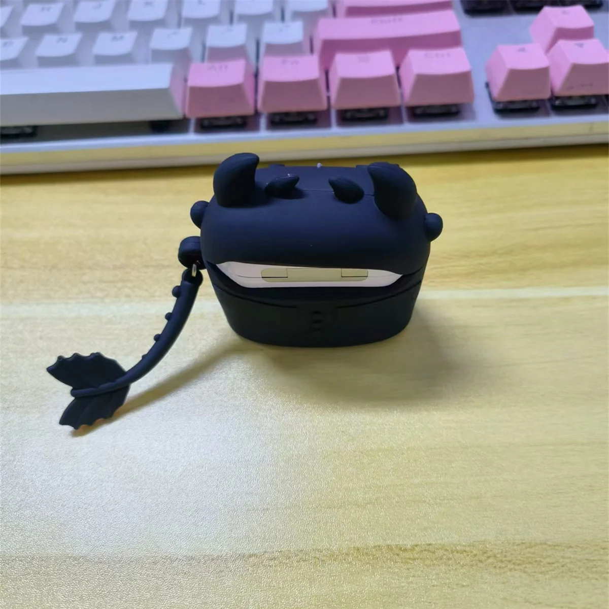 Etui na słuchawki douszne do AirPods 4. generacji dla chłopców, uroczy kreskówkowy Anime czarny smok dinozaur silikonowy pokrowiec na słuchawki do Airpods 4