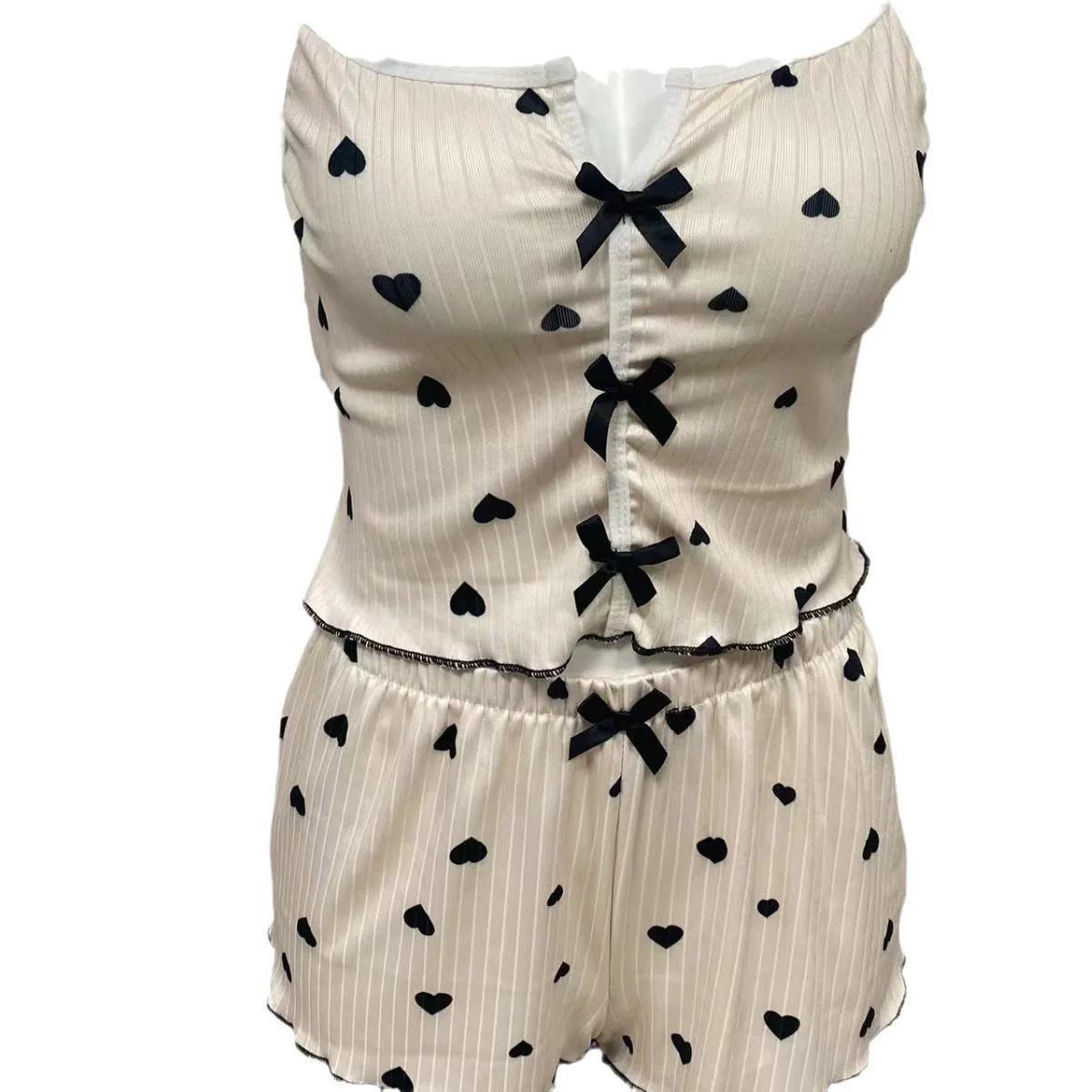 ชุดนอนสายเดี่ยวลายหัวใจแบบมีรอยผ่าด้านหน้าหนึ่งชุด