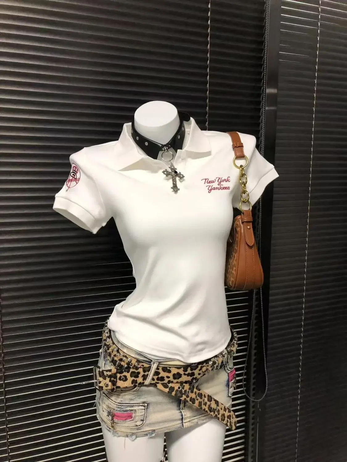 

Белая рубашка-поло в американском стиле ретро, женская футболка с воротником на плечах и короткими рукавами для женщин, новые винтажные облегающие топы с приталенной талией