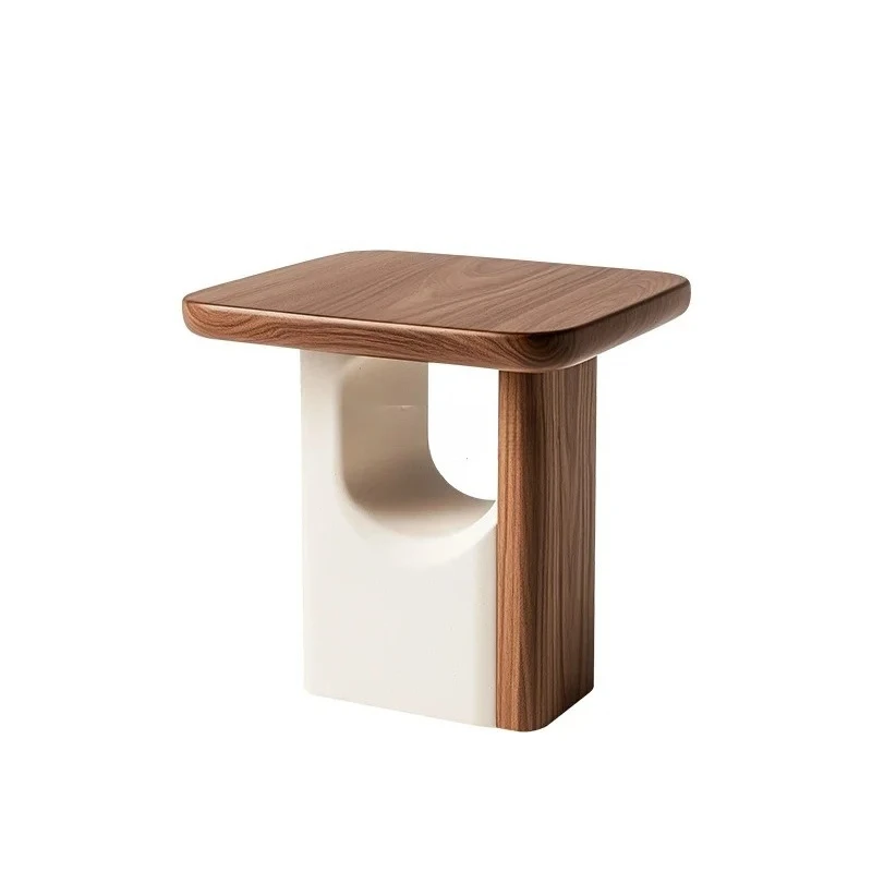 A few high-end art small side tables on the side of the medieval solid wood sofa