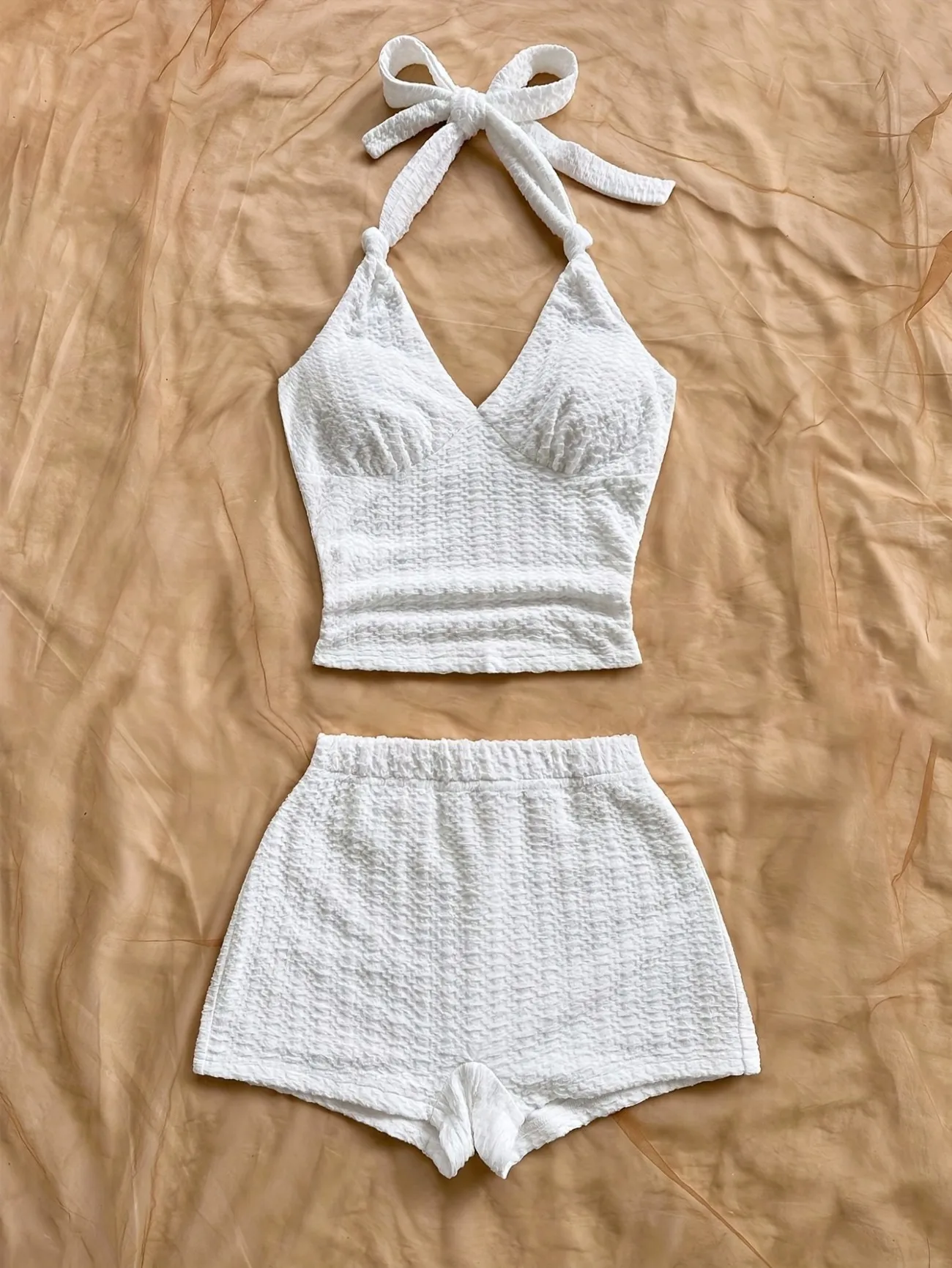 Sommerliches weißes Neckholder-Top und Shorts-Set, lässiges Strandoutfit – Detail 2