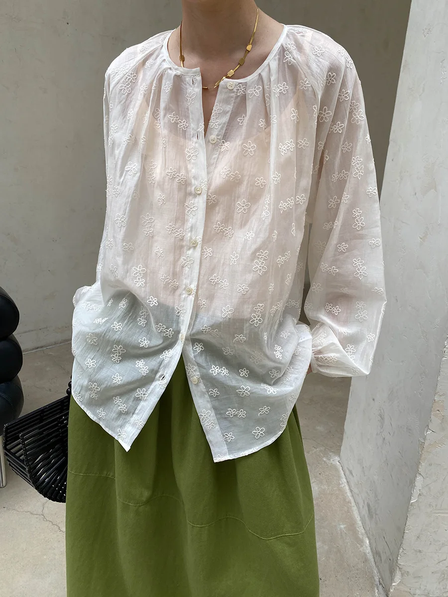 Sommerliches Damen-Set mit einfarbigem, französisch besticktem Blumenhemd und Trägern – Detail 6