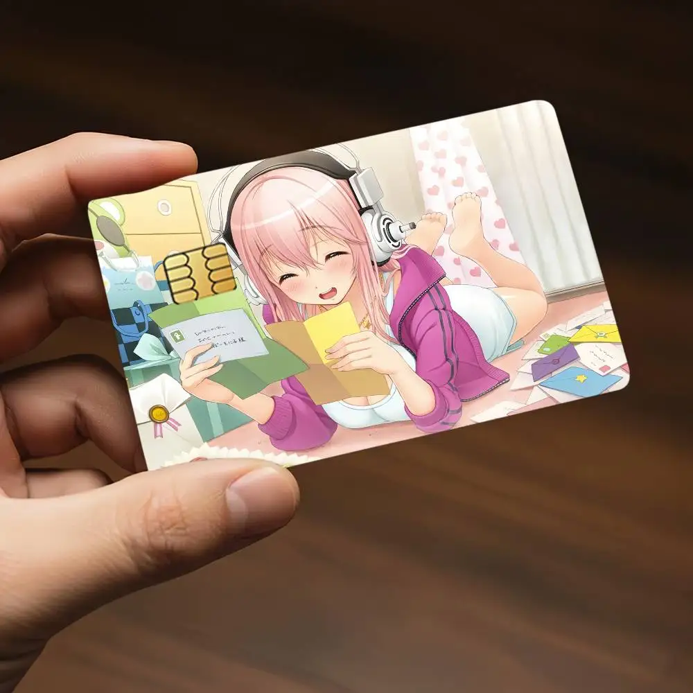 Niedliche Super Sonico-Kreditkarten-Dekorationsaufkleber, geeignet für Bankkarten, Metro Transit, kratzfest, Geschenk, 4 Stück – Detail 4
