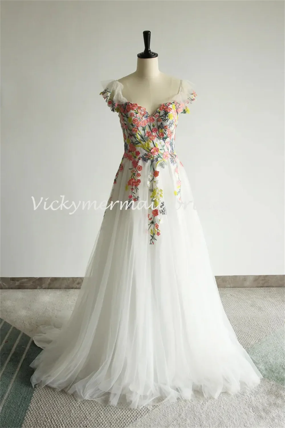 京都白花ノースリーブウェディングドレス A ラインカスタマイズされた新しい في الفساتينスイープトレインエレガントなベストドデガラノーチェムジェ