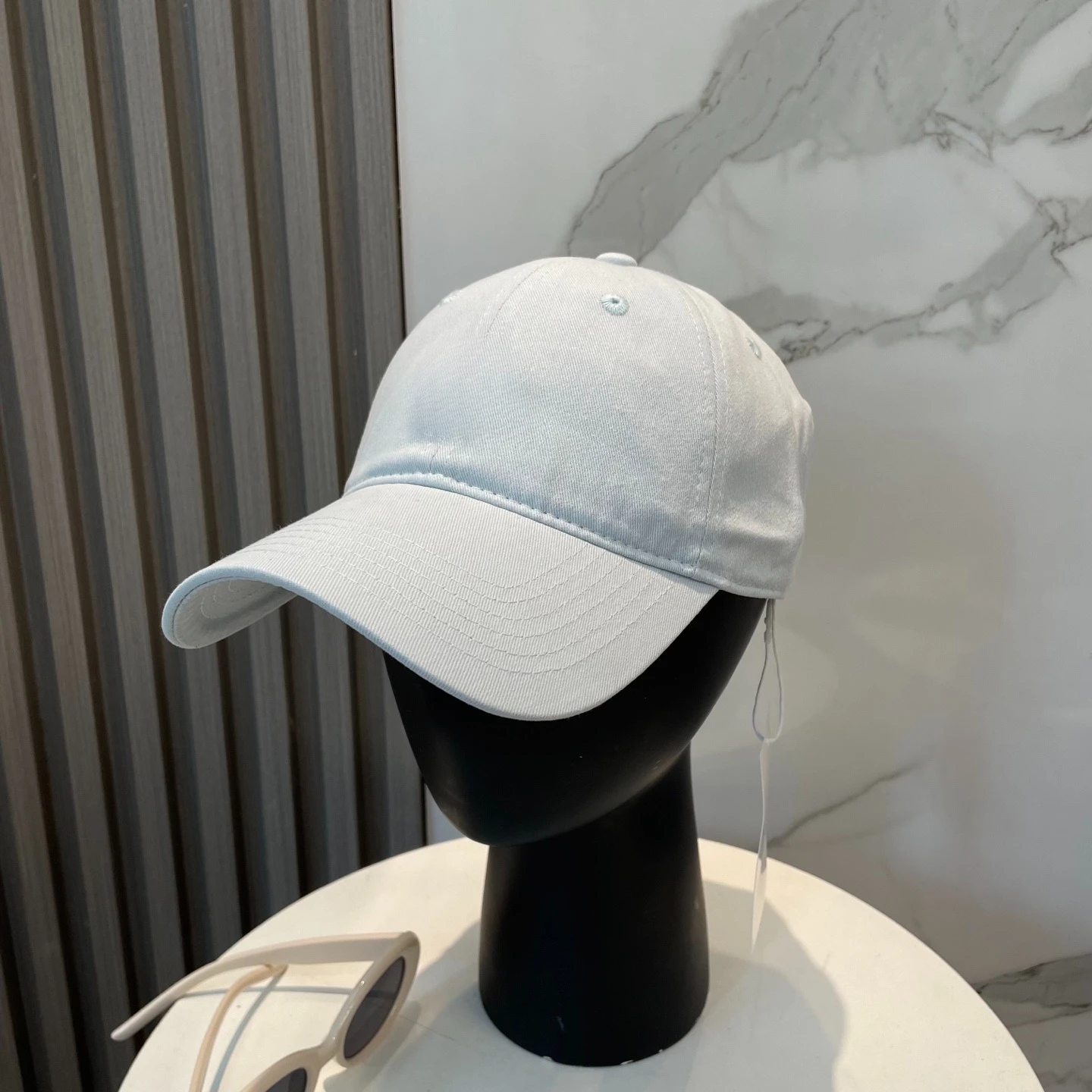 

Comfortable Unisex Baseball Cap for All Seasons Versatile Casual Hat Breathable Lightweight Design Adjustable Strap Holiday Gift