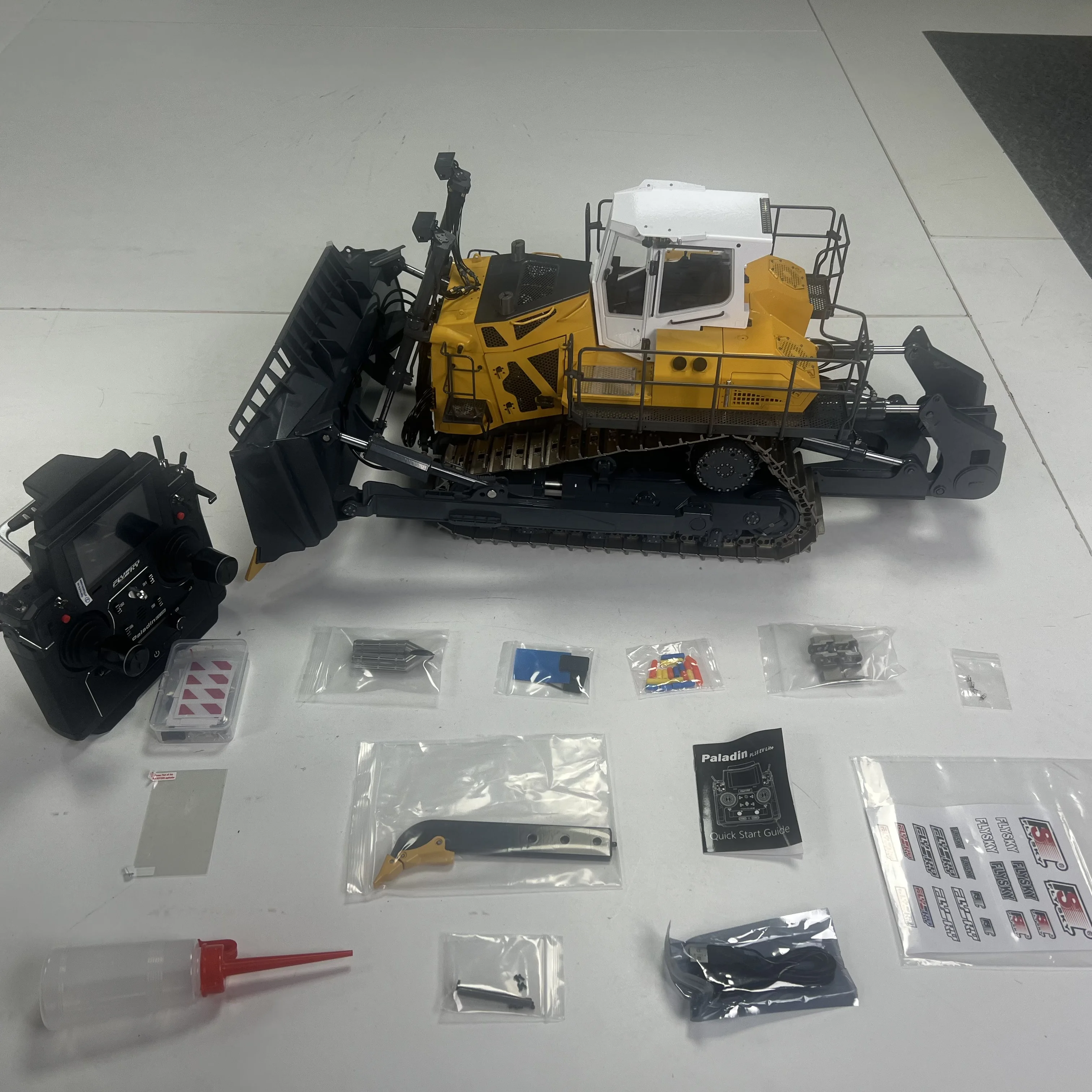 Metal 1/14 Remote Control Hydraulic Bulldozer VAY776 RC Dozer Construction Vehicle 5CH Valve Flysky Radio Battery Light Sound
