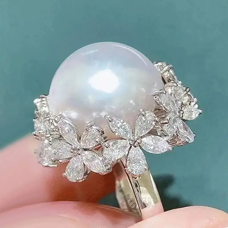 Huitan Anmutiger Damenring mit Imitationsperlen, eingelegtes brillantes Blumendesign, CZ, Party, Hochzeit, trendiges Zubehör, eleganter Schmuck