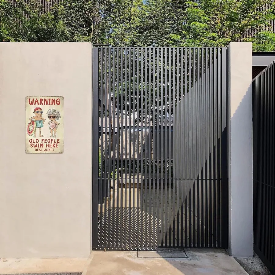 علامة حمام السباحة المعدنية المضحكة لكبار السن السباحة هنا ديكور جدار ريفي عتيق لفناء حمام السباحة علامة خارجية مضحكة مع تصميم قديم و