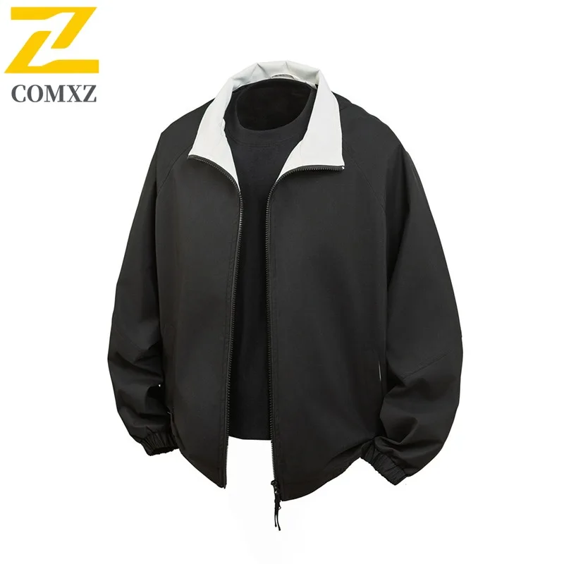 سترة رجالي COMXZ 2025 بتصميم أمريكي عتيق وياقة واقفة ملابس خروج عصرية للسفر معطف عالي الجودة مضاد للرياح ملابس خارجية خفيفة الوزن