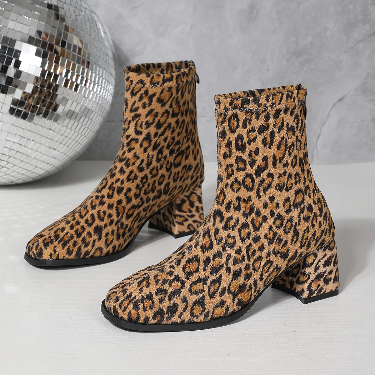 Round-toe suede thick-soled leopard print short boots - Women's 2025 autumn-winter retro large size back zipper nude boots