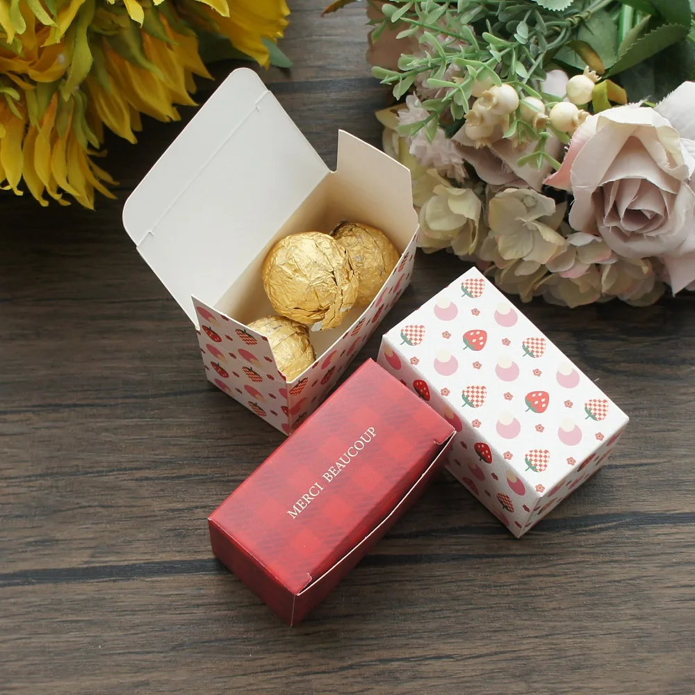 

4.5*4*8cm 10 Pcs Red Checked Cloth Lovely Strawberry Paper Box Chocolate Candy Small Gift Pack Wedding Birthday Party Favor Box