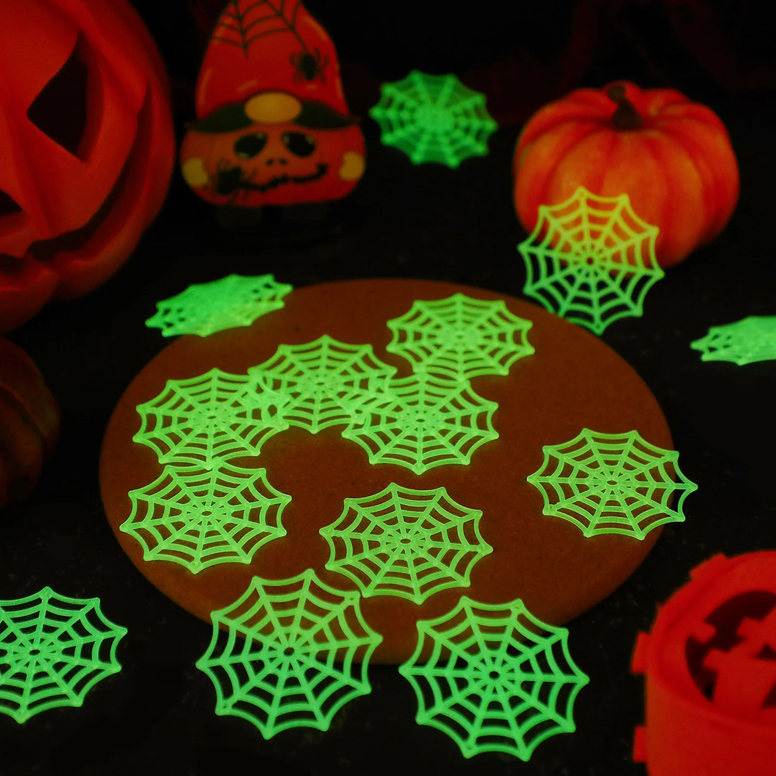 150 pezzi di ragnatela luminosa per decorazioni di Halloween, ragnatela di plastica, decorazione da appendere, oggetti di scena per feste per la scena del cortile della casa stregata
