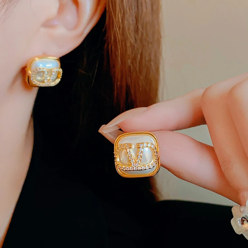 

French Retro Zircon Letter Stud Earrings, Fashionable and Light Luxury Earrings, Elegant and High-end Earrings for Women