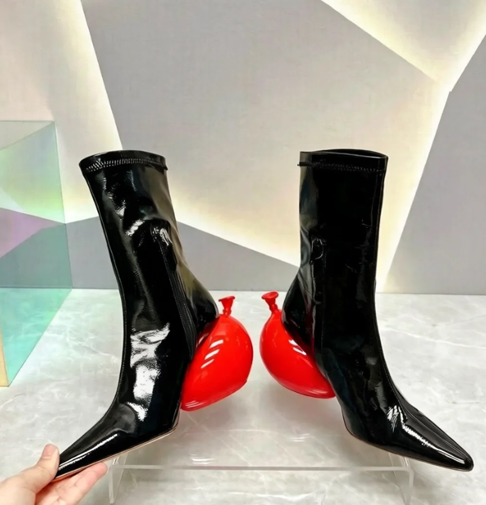 

Модные женские ботильоны в стиле подиумных показов: кожаные, с острым носком, на боковой молнии, с уникальными каблуками-баллонами, в авангардном стиле