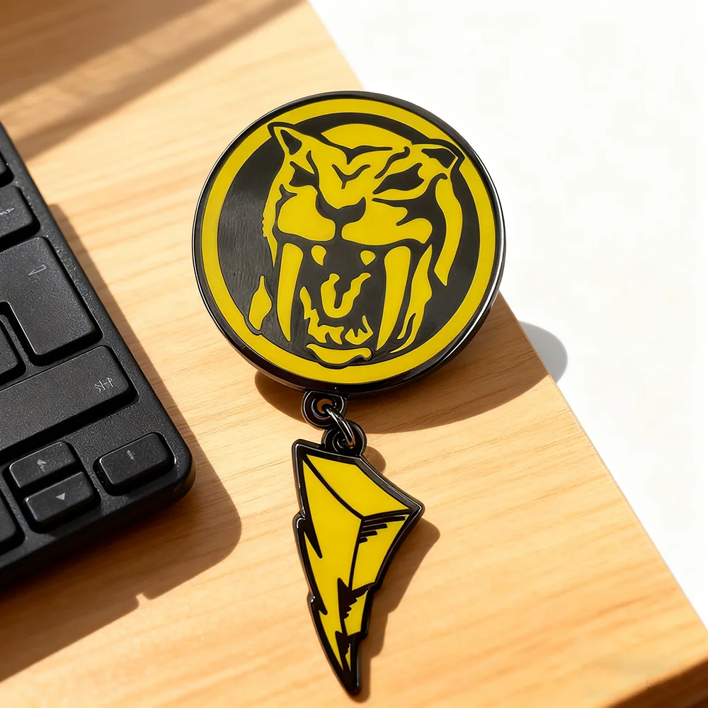 Mighty Morphin Power Rangers Gelber Ranger Emaille-Pin, Sabertooth-Tiger Power-Münze, Brosche, Blitz-Anhänger, Metall-Abzeichen, Geschenk – Detail 5