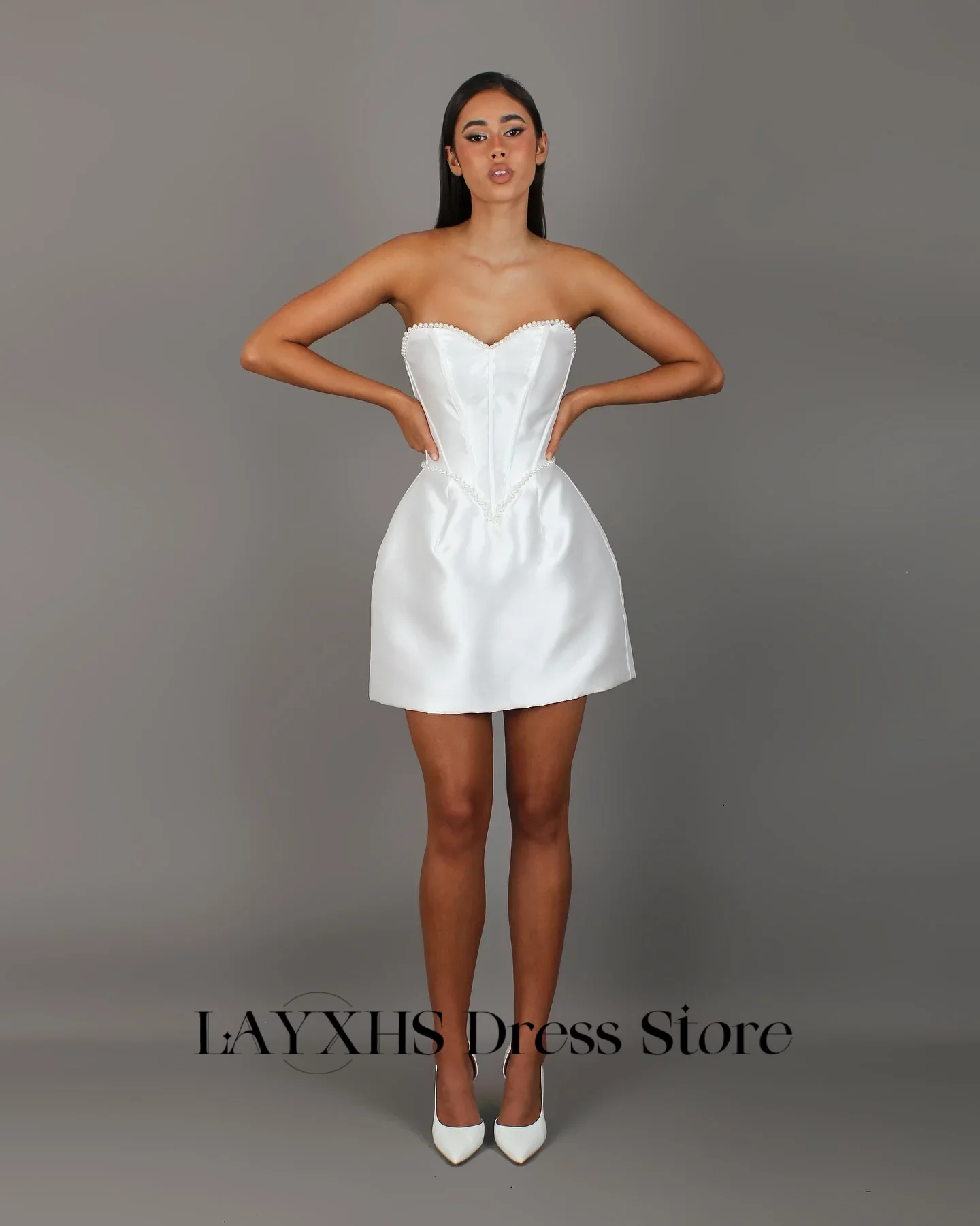 Maßgeschneiderte weiße Perlen trägerlose Ballkleider ärmelloses Satin Mini kurzes Hochzeitskleid Schatz A-Linie Cocktailkleid