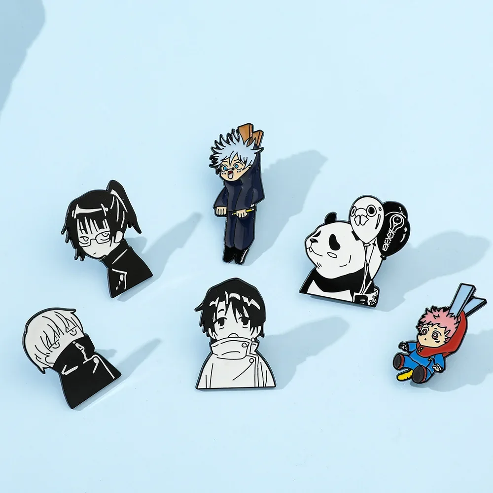 Jujutsu Pin esmaltado serie Kaisen Anime de fantasía, lindo personaje, abrigo de estilo cómic blanco negro, insignia de solapa, regalos de joyería